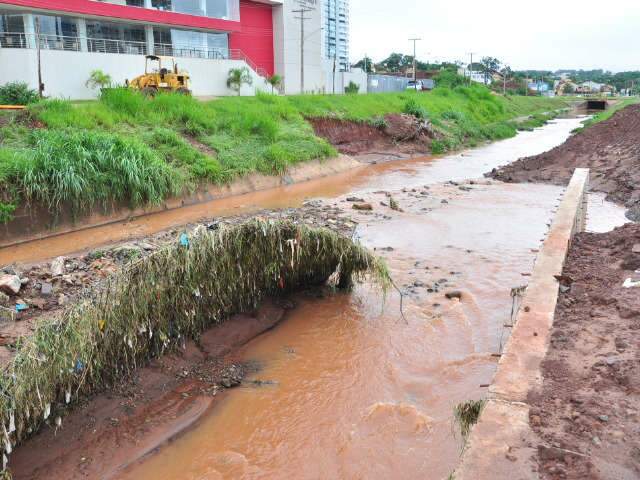  Homem encontra peixes com cheia no C&oacute;rrego Prosa