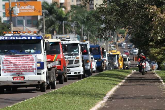 Com buzina&ccedil;o, caminhoneiros protestam no Parque dos Poderes