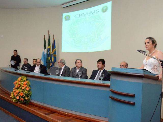 Moka &eacute; homenageado pelo Conselho de Medicina por trabalho no Senado