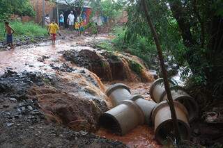 Chuva arrastou até manilhas, que segundo os moradores haviam sido colocadas ontem. (Simão Nogueira)