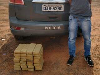 Os 33 tabletes da droga estavam distribuídos em duas bolsas. (Foto: Divulgação/DOF) 