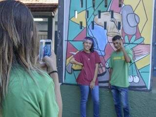 Estudante da Rede Estadual de Ensino tirando foto dos colegas com o celular(Foto: Divulgação)
