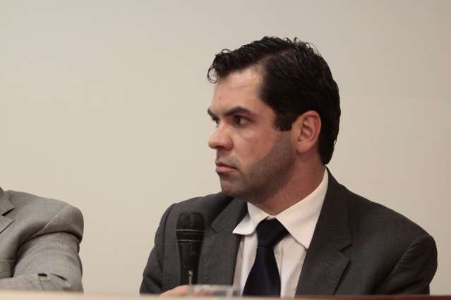 Contrata&ccedil;&otilde;es e supersal&aacute;rios n&atilde;o passaram pelo conselho, diz Coimbra