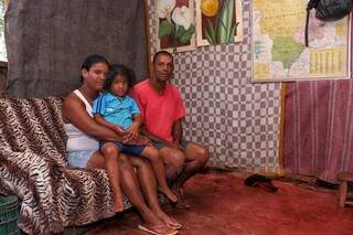 Ana Paula, a filha mais nova e o marido, na favela do Mandela (Foto: Henrique Kawaminami)