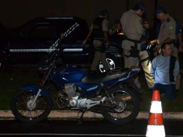  Durante opera&ccedil;&atilde;o da PRF, homem fura barreira e tenta atropelar policial