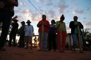 Indígenas de etnias diversas apresentam dança sagrada à equipe do Campo Grande News. (Foto: Alcides Neto)