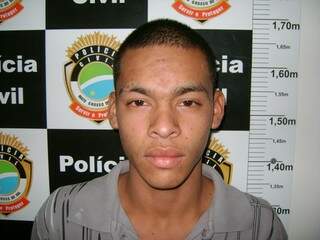 Thiago Felipe Peralta Alecrim era foragido da Justiça, evadido do Centro Penal da Gameleira (Foto: Divulgação/DERF)