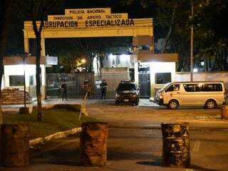 Polícia Nacional reforçou segurança na sede de grupo de elite, onde Pavão está preso, em Assunção (Foto: ABC Color)