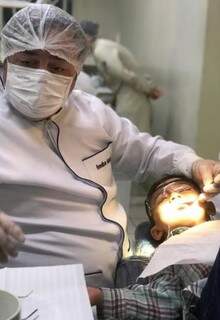 Renê e paciente em tratamento dentário. (Foto: Arquivo Pessoal)