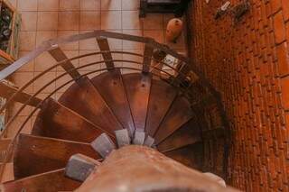 Escadaria de aroeira, um pedido de Jane a Eudes. (Foto: Henrique Kawaminami)