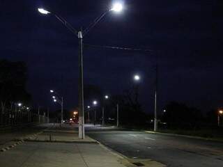 Trecho iluminado na pista de caminhada da feira central, mas nos bairros escuridão predomina (Foto: Helio de Freitas)