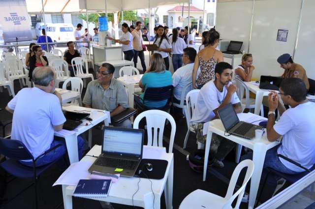 Sebrae e prefeitura levam servi&ccedil;os &agrave; pra&ccedil;a para atender microempreendedores