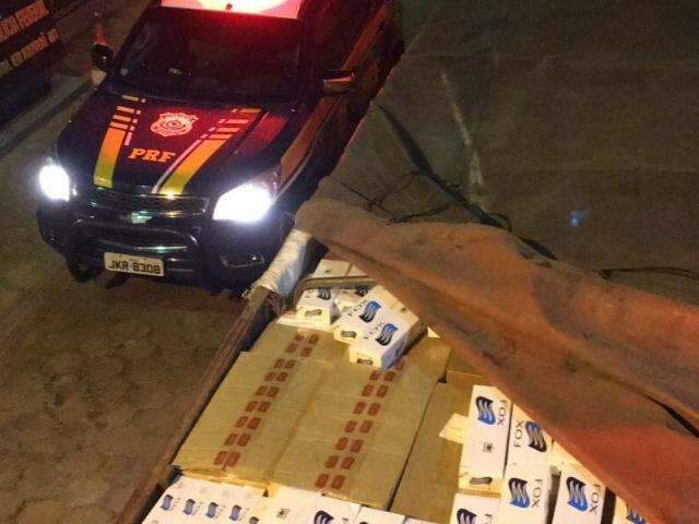 Motorista &eacute; preso transportando 11.500 pacotes de cigarro ilegal na BR-163