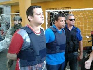 Marcos e Jackson (de azul, no centro) foram entregues hoje a autoridades brasileiras (Foto: ABC Color)