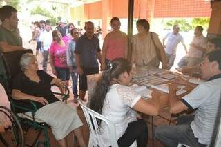 Eleitores do Paraguai neste domingo (22) em um dos locais de votação (Foto: ABC Color)
