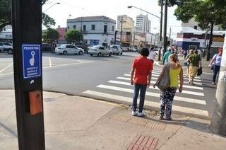 Alguns pedestres não usam ou desconfiam do funcionamento das botoeiras. (Foto: Marcelo Calazans)
