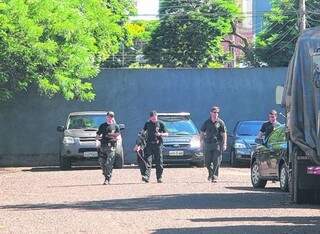 Policiais chegam à delegacia em Dourados na primeira fase da Operação Bumerangue, em fevereiro (Foto: Adriano Moretto/Dourados News)