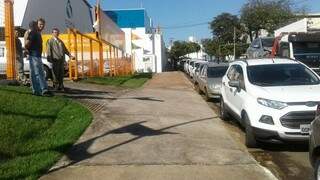 Carros estacionados em guia rebaixada ( Foto: Direto das Ruas) 