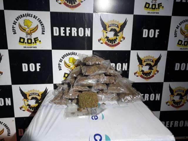 PM &eacute; preso com 10,5 kg de skunk no assoalho de Corsa Classic