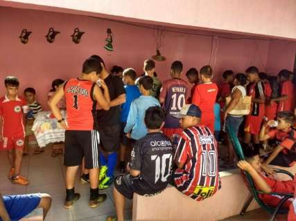 Projeto social ensina futebol e muito mais a crianças da Vila Popular