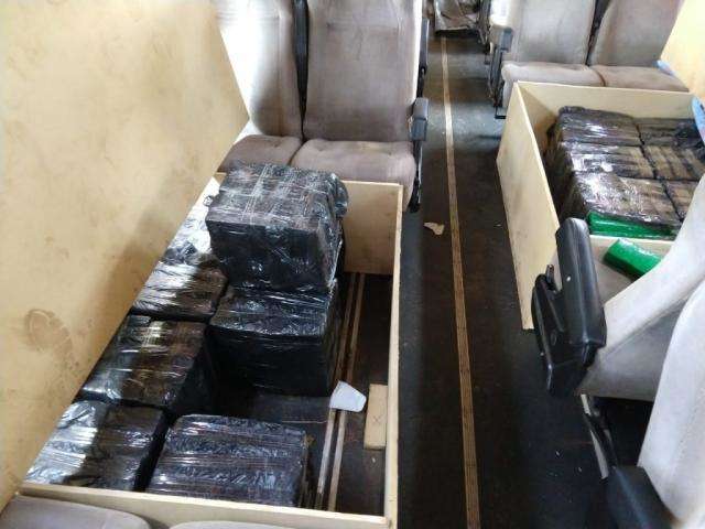 Pol&iacute;cia apreende quase uma tonelada de maconha em &ocirc;nibus na MS-156
