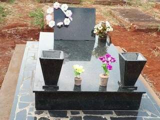 José Marcio Mostra a foto da sepultura dos pais construída há 1 mês (Foto: divulgação)