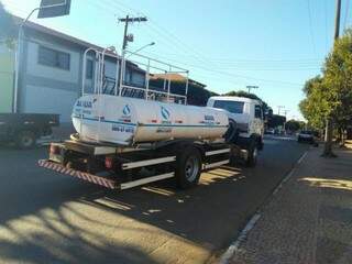 Caminhão pipa contratado para reforçar abastecimento de água na cidade circula pelas ruas  (Foto: Airton Raes)