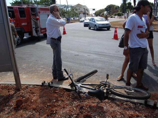  Acidente entre ciclista e Ecosport deixa idoso com traumatismo facial