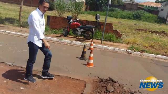 Asfalto na Rachid Neder dura menos de um m&ecirc;s e &eacute; carregado pela enxurrada