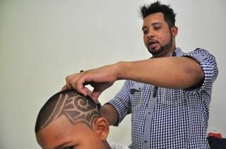 Dreads, tranças e cortes afros são as especialidades do cabeleireiro (Foto: João Garrigó)