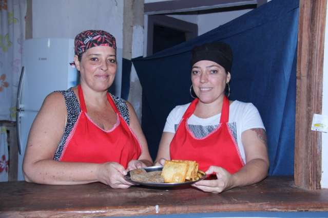 Ch&aacute;cara nos Poderes vira recanto de amigos regado a comida caseira e m&uacute;sica boa