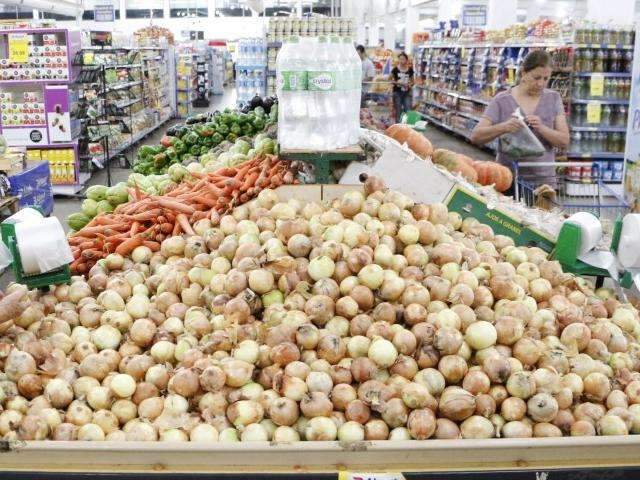 Puxada pela batata e cebola, cesta b&aacute;sica tem alta de 3,3% em um m&ecirc;s