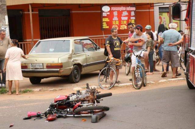 Motociclista bate em carro e é arremessado a 10 metros do acidente