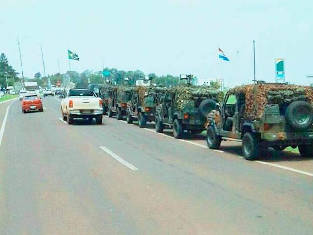 Ex&eacute;rcito p&otilde;e tanques nas ruas da fronteira com o Paraguai