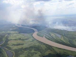 Incêndio iniciou na Bolívia e queimou 5 mil ha em MS (Foto: Divulgação/Bombeiros)