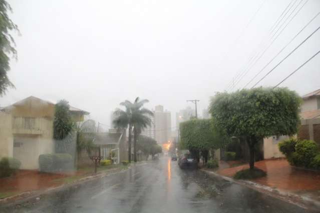 Chove forte e temperatura na Capital cai 9&deg;C em menos de uma hora