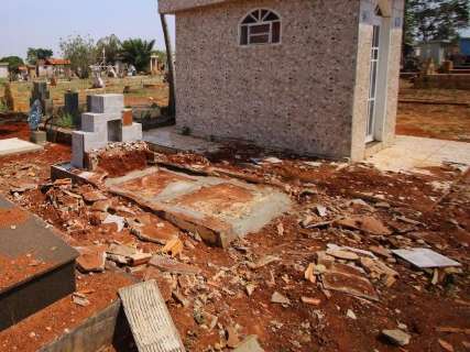 Dor de Zenaide com túmulo destruído traduz abandono dos cemitérios