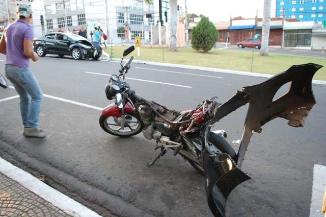 Em carro de luxo, m&eacute;dico atinge moto parada no sinal e v&iacute;tima &eacute; jogada a 20m