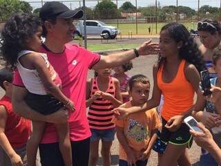 Marquinhos Trad (PSD) apareceu em parque e foi recebido pelas crianças da Vila Nasser (Foto: Bruna Kaspary)