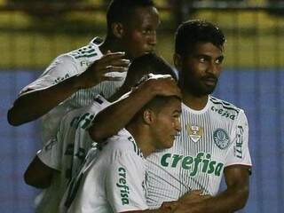 Atletas do Palmeiras se abraçam ao comemorar gol em vitória que mantém o time na liderança (Foto&gt; Agência Palmeiras)