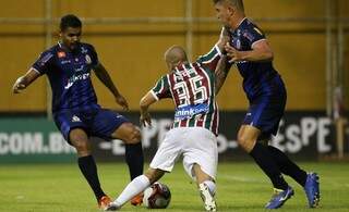 Lance entre jogadores do Macaé e Fluminense nesta noite (Foto: Agência Estado)