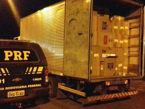 PRF apreende ve&iacute;culo abandonado com 300 caixas de cigarros do Paraguai