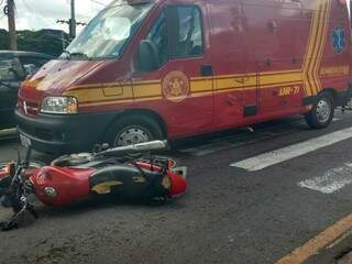 Moto que foi atingida por veículo em acidente na avenida Ceará (Foto: Adriano Fernandes)
