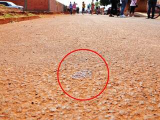 Marcas de sangue no asfalto. Oscar foi morto em plena luz do dia. (Foto: Marcos Tomé/Região News)