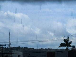 Chuva registrada na manhã desta segunda-feira (27), na região do Jardim dos Estados  (Foto: André Bittar) 