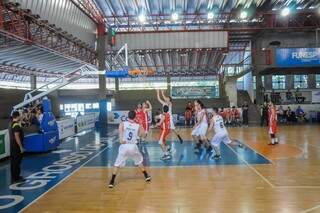 Disputa de basquete masculino entre a UDESC e a UFRGS (Paulo Francis)