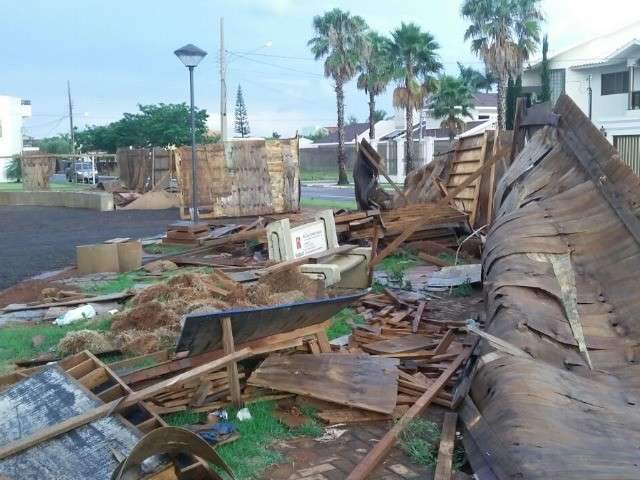 Temporal causa estragos e quase arrasta ve&iacute;culo em cidade de MS
