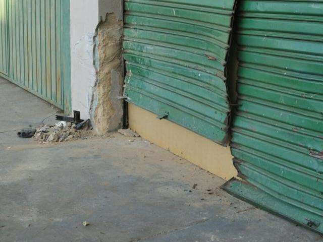 Comerciantes pedem sem&aacute;foro ap&oacute;s acidente em que carro invadiu loja 