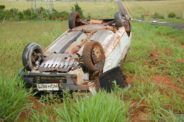  Carro da prefeitura de Brasil&acirc;ndia capota na BR-262 em Campo Grande