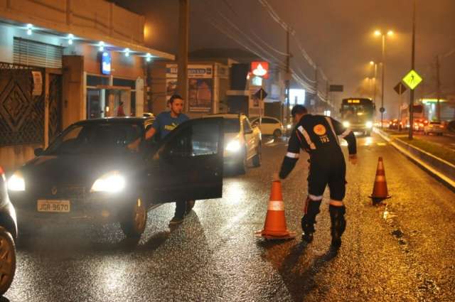 Motociclista se envolve em acidente com carro e tr&acirc;nsito fica lento na Zahran